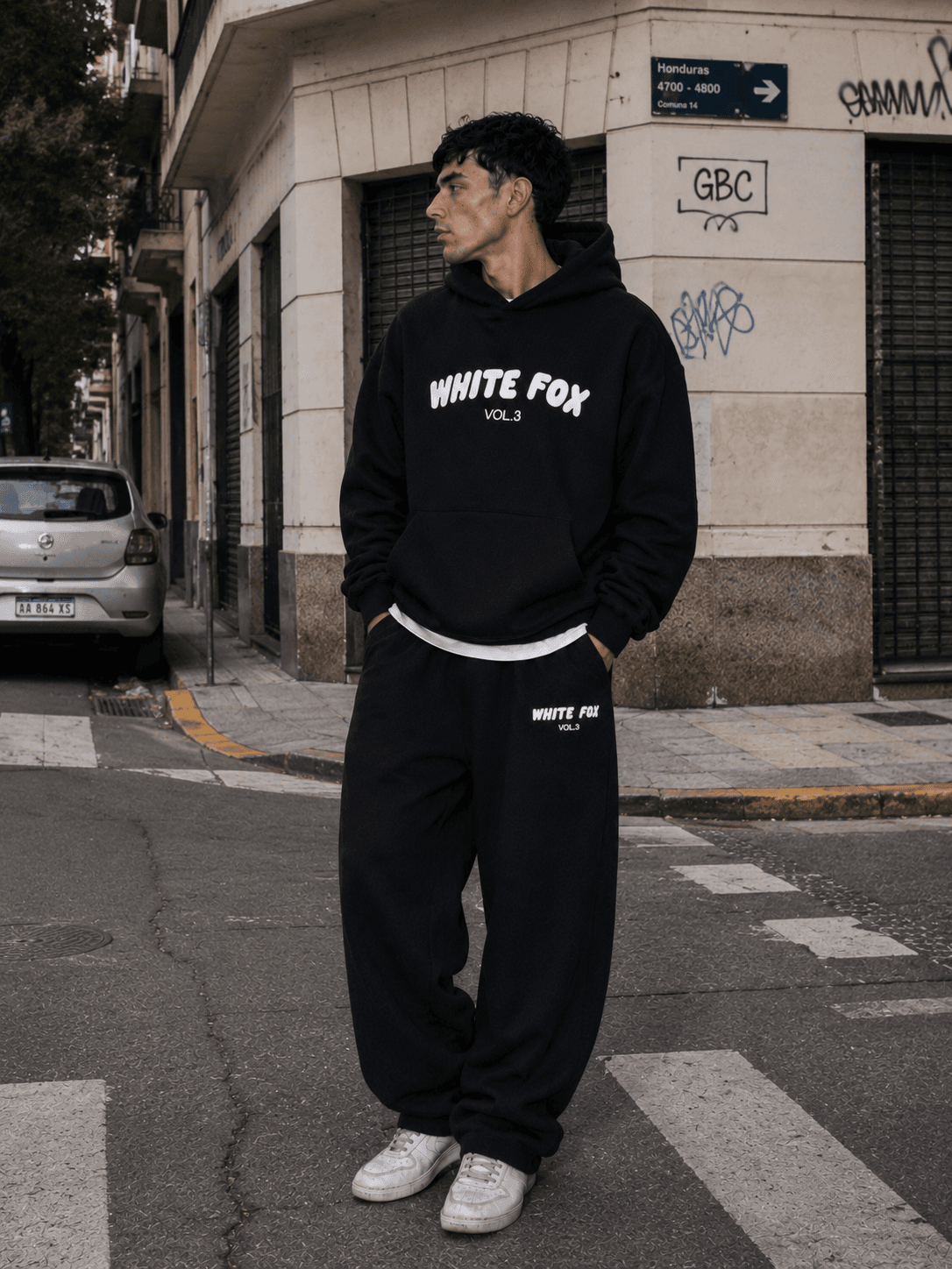 Modelo usando una prenda en San Telmo