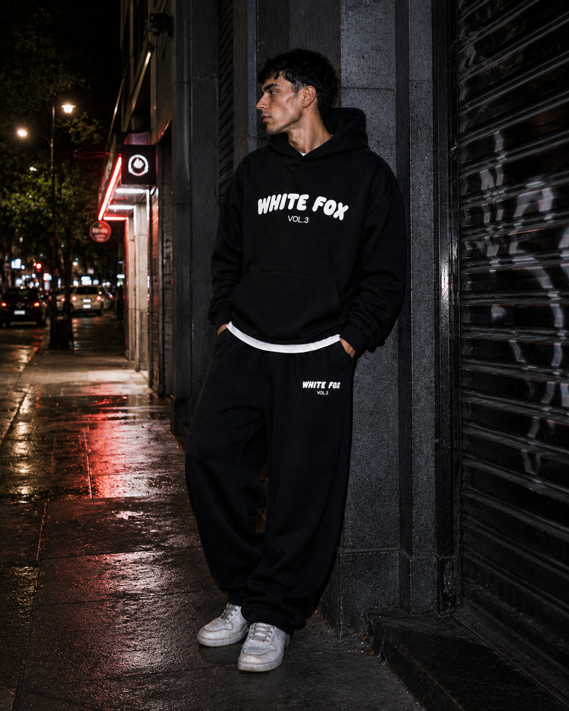 Escena urbana nocturna con modelo en la calle
