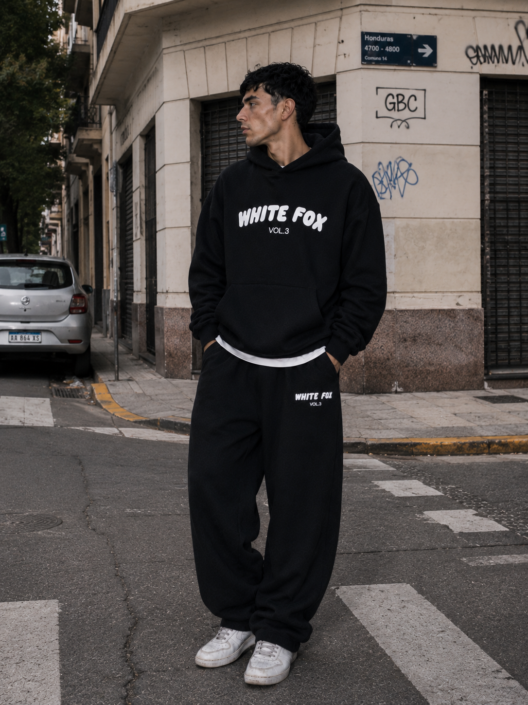 Street style — esquina urbana en San Telmo