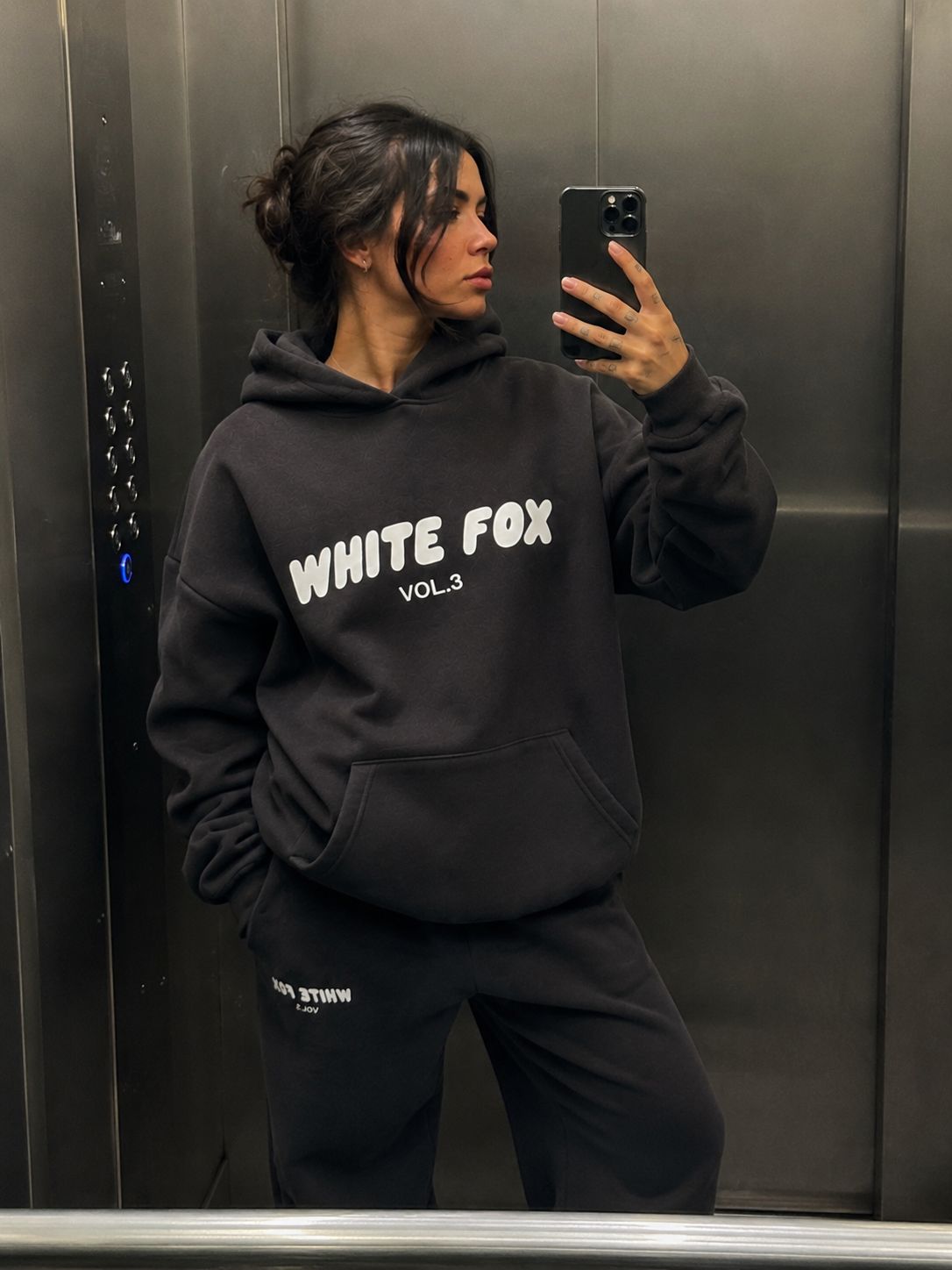 Contenido de moda generado con Pilcha — Mirror selfie · 4:5